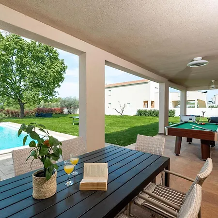 Luxury With Swimming Pool And Sauna ヴィラ *