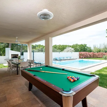 Luxury With Swimming Pool And Sauna *