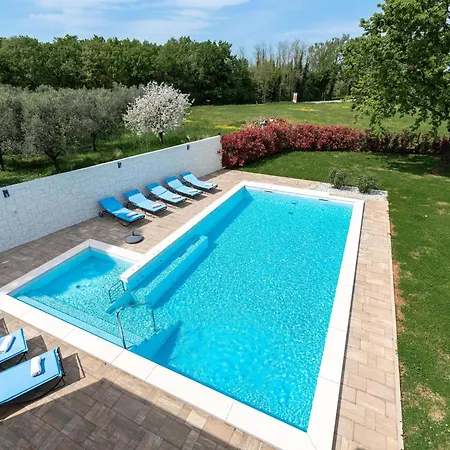 Luxury With Swimming Pool And Sauna ヴィラ *